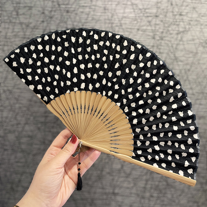 芷墨女式折扇时尚小众泡泡纱复古黑白波点豹纹扇子夏季纳凉日用扇