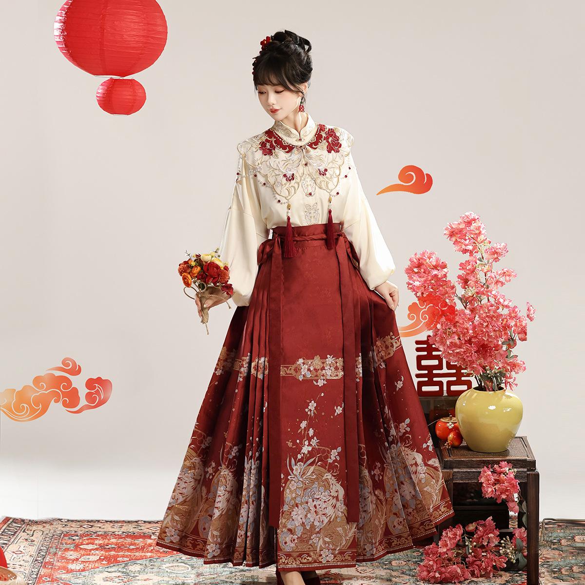 汉服套装红色云肩马面裙