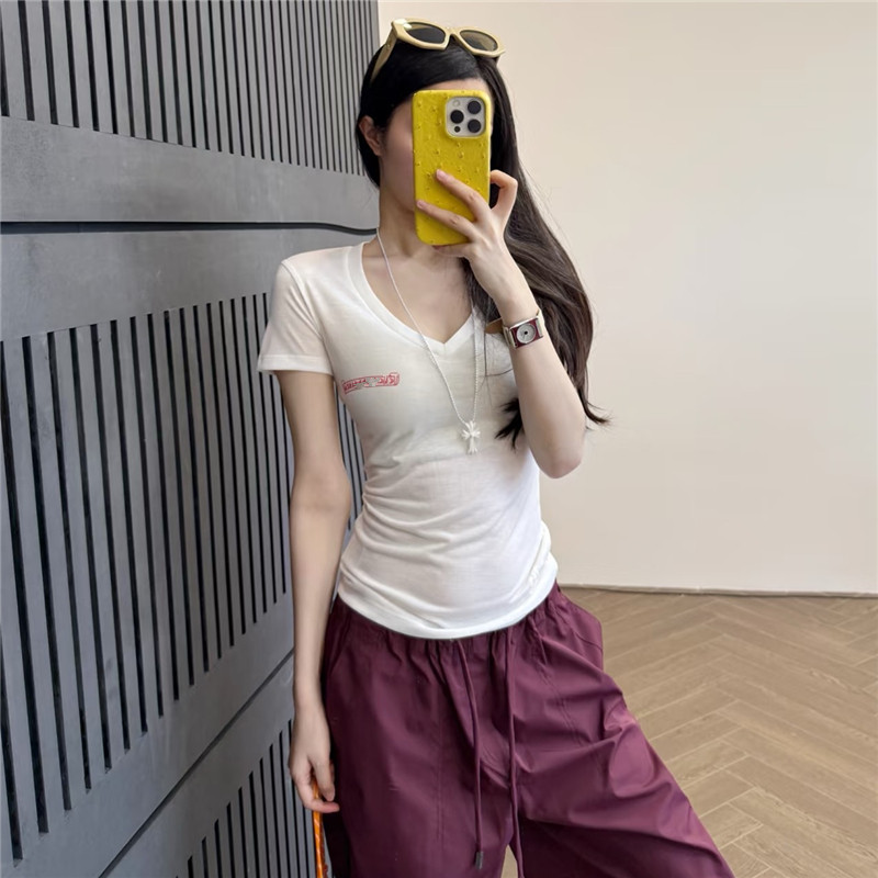 马蹄梵文V领印花短袖T恤女夏新款小众纯欲修身显瘦设计感美式上衣