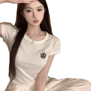 马蹄梵文刺绣短袖T恤女夏季小众设计感薄款宽松减龄百搭休闲上衣