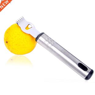 Zester tenu dans la main de citron d'acier inoxydable d&