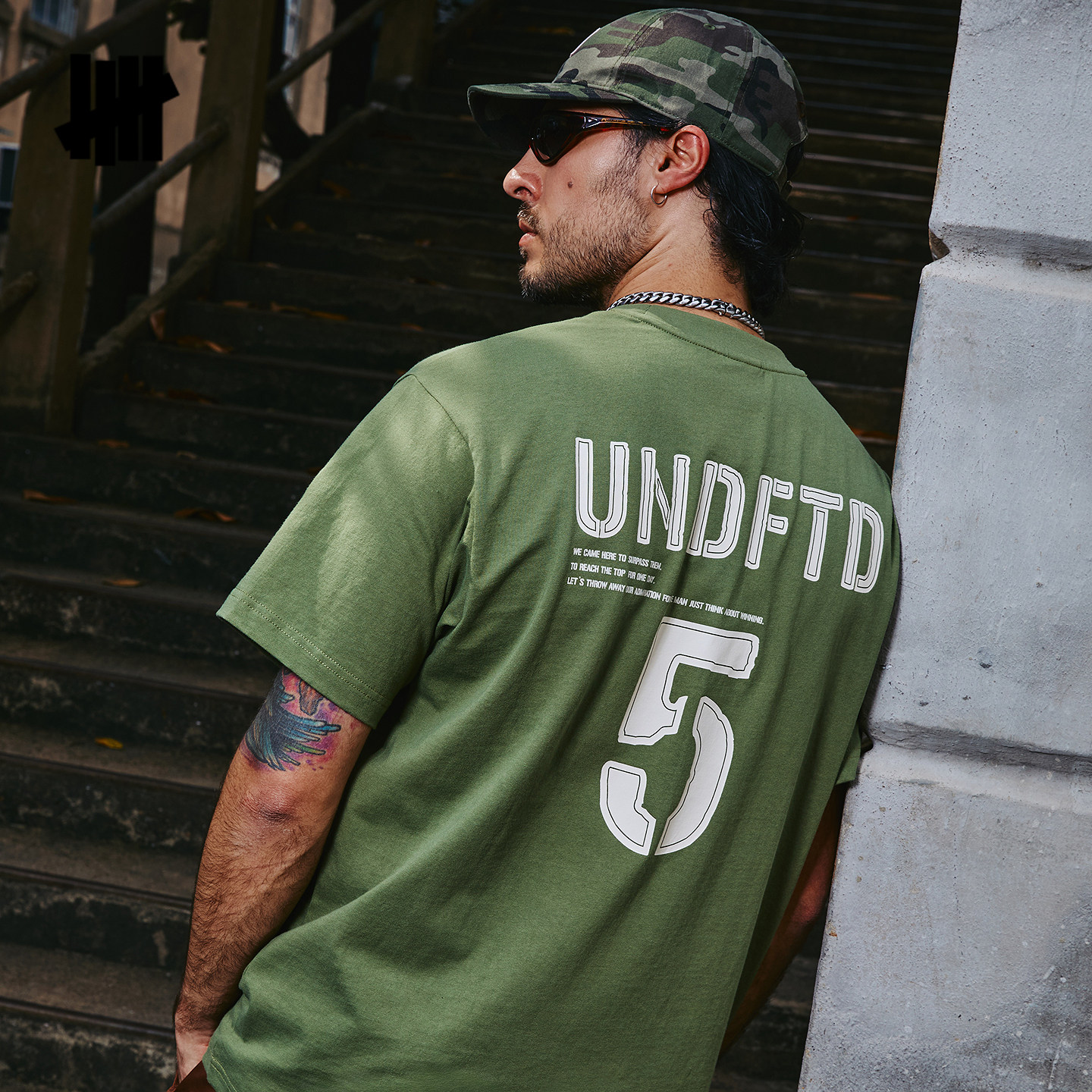 UNDEFEATED五条杠数字短袖T恤图片