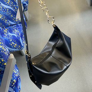 贵宝的包斜挎小黑包女机能链条ins夏季新潮百搭小众甜酷大饺子包