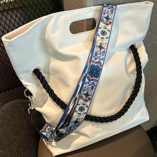 贵宝 黑白高级托特包斜运动健身包ins小众轻奢街头运动风 包个性