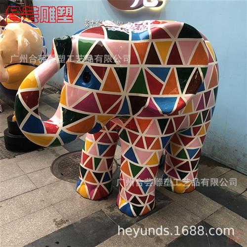 玻璃钢卡通彩绘小大象雕塑大型户外商场美陈创意个性几何动物模型