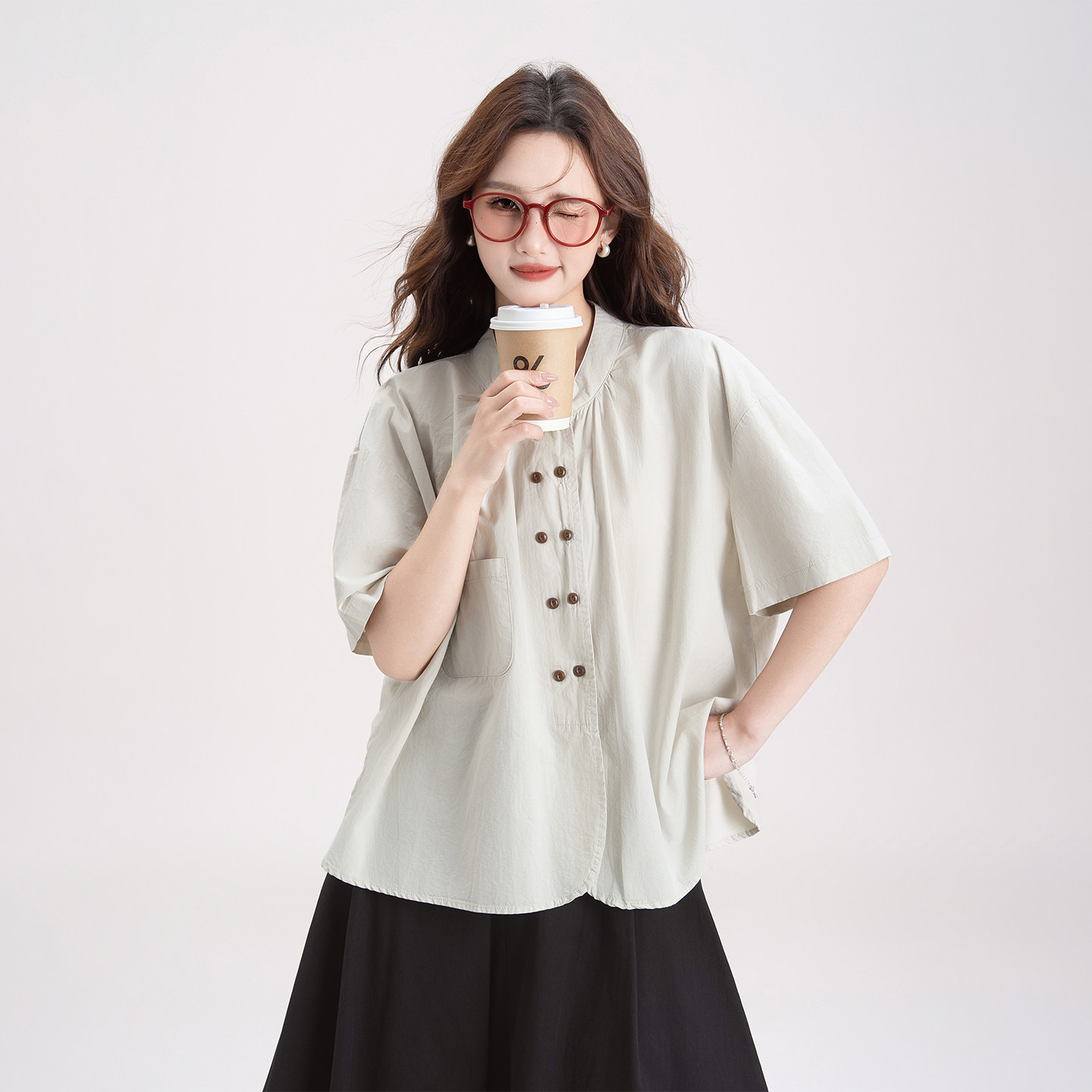 日系复古灰杏色圆领短袖衬衫女夏图片