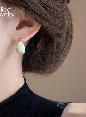 高级感白色镶钻耳扣2026新款爆款耳钉法式复古气质耳环女轻奢耳饰