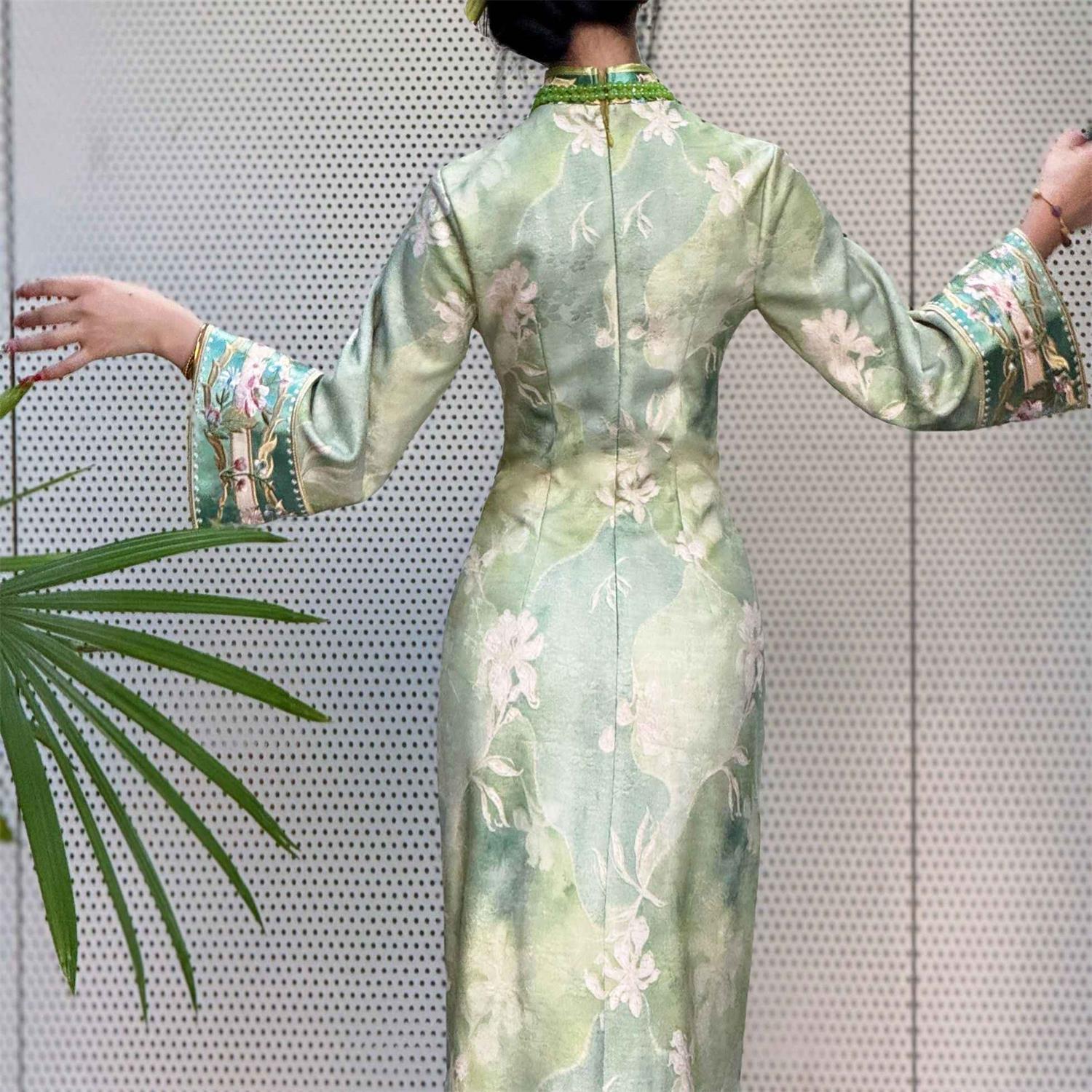 英花绿颜新中式绿色改良旗袍2025秋冬新款厚款针织提花旗袍女