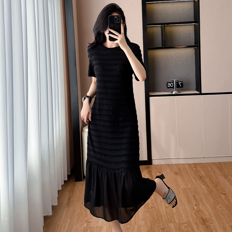 高端轻奢肌理感连衣裙女2025夏大码法式优雅气质圆领超显瘦小黑裙