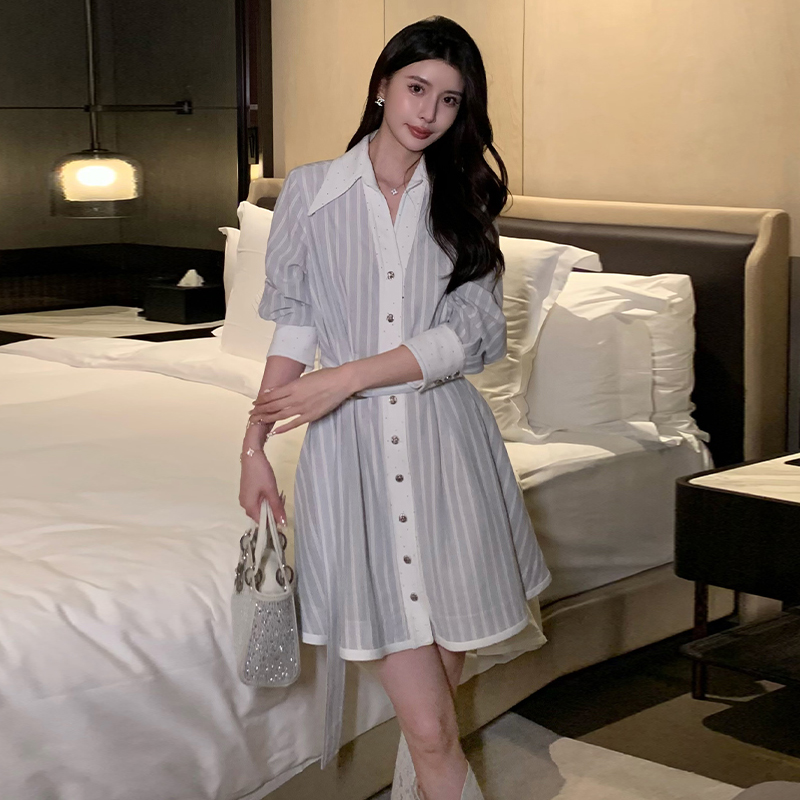 明媚艺术生穿搭简单大方高级感巨好看小个子蓝色条纹衬衫连衣裙秋