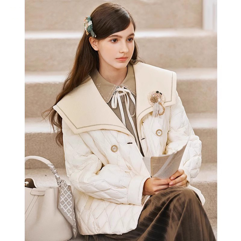 范可儿大翻领菱格羽绒服文艺短款