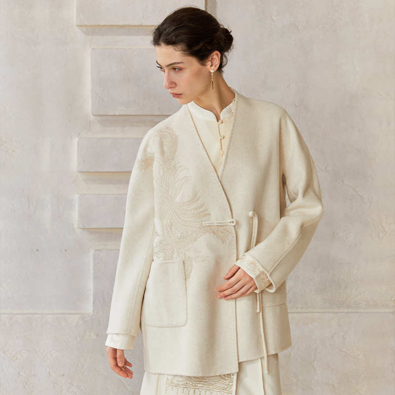 新中式交叠V领刺绣双面呢外套