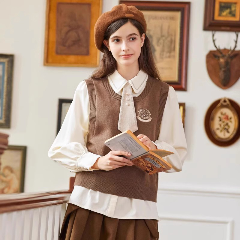 Famecoco商场同款绣花徽章学院风针织马甲背心女冬马夹FAB8CA031 - 封面