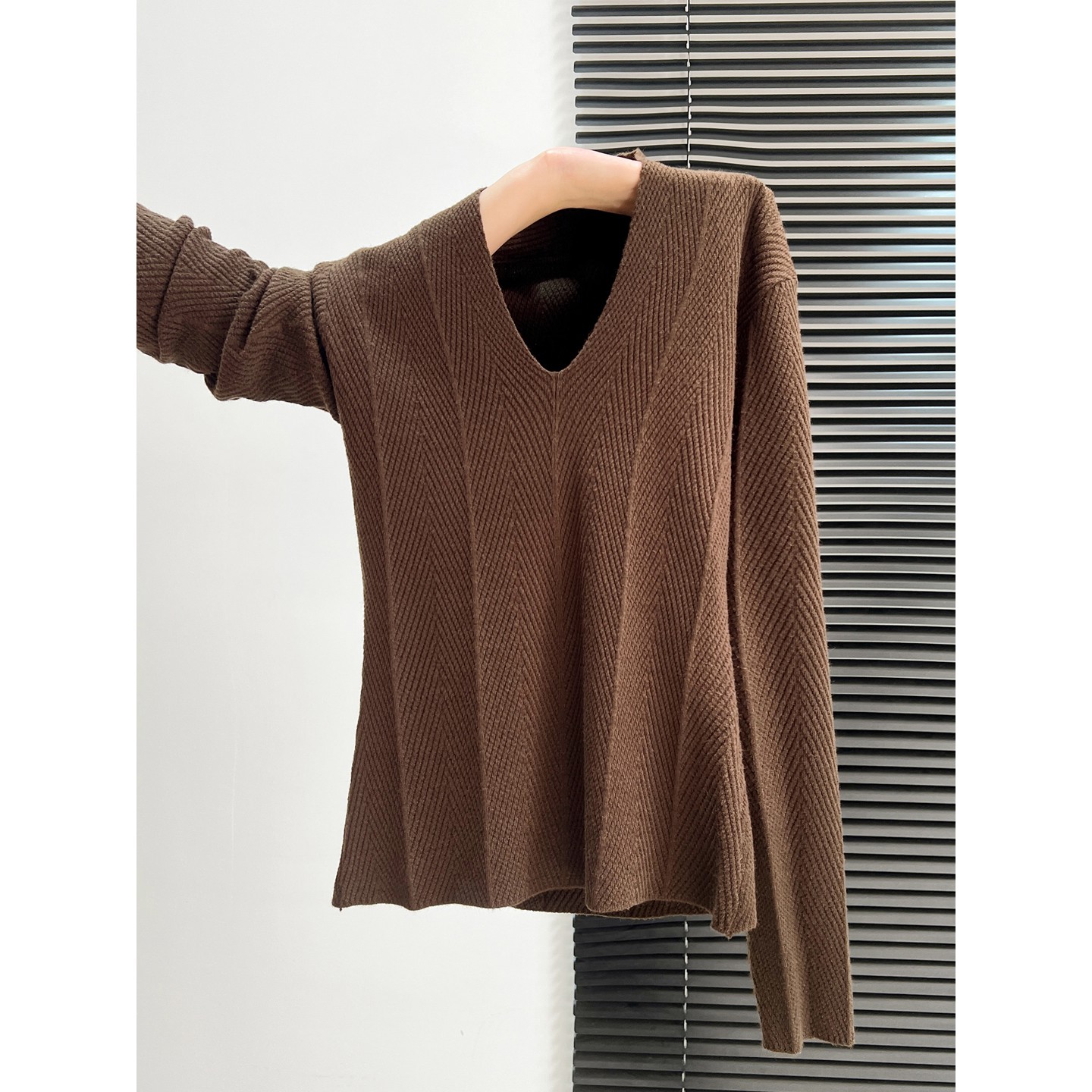 高端咖色V领针织打底衫女秋冬新款内搭长袖小衫上衣1206r