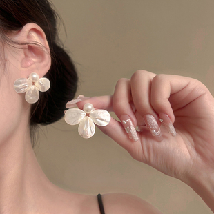 法式珍珠贝母花瓣耳钉女轻奢高级感小众气质花朵耳环复古港风耳饰