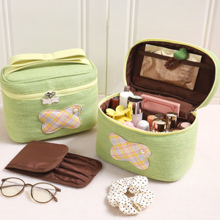 可爱蝴蝶手提化妆包大容量便携化妆品收纳包可拆卸笔刷包洗漱包