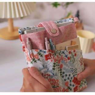 笔袋笔记本二合一收纳包纸样新款单肩手机包A5书本好看小碎花2025新款护士笔袋高颜值小众不撞款清新大容量