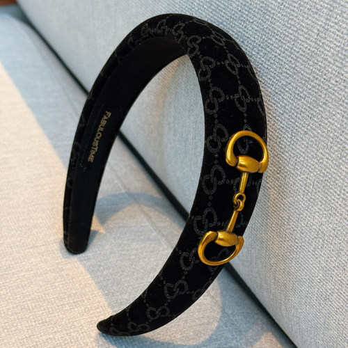 金色马蹄扣黑丝绒字母发箍