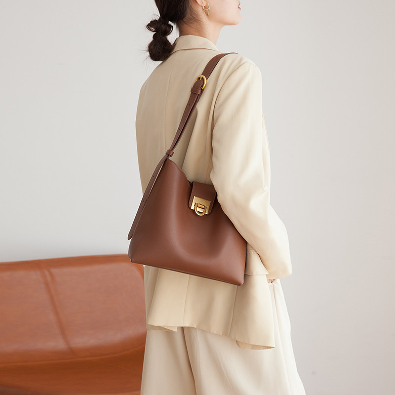 宽带水桶包2020新款潮复古百搭小众斜挎包牛皮通勤单肩包大容量女