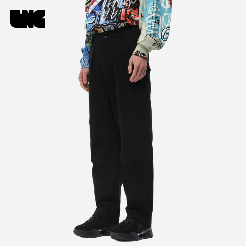 宽松直筒版型，挺括舒适，工装口袋