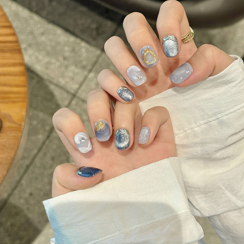 2025年蓝色渐变星星手工穿戴甲短甲晕染星空蓝宝石款炫酷简约美甲