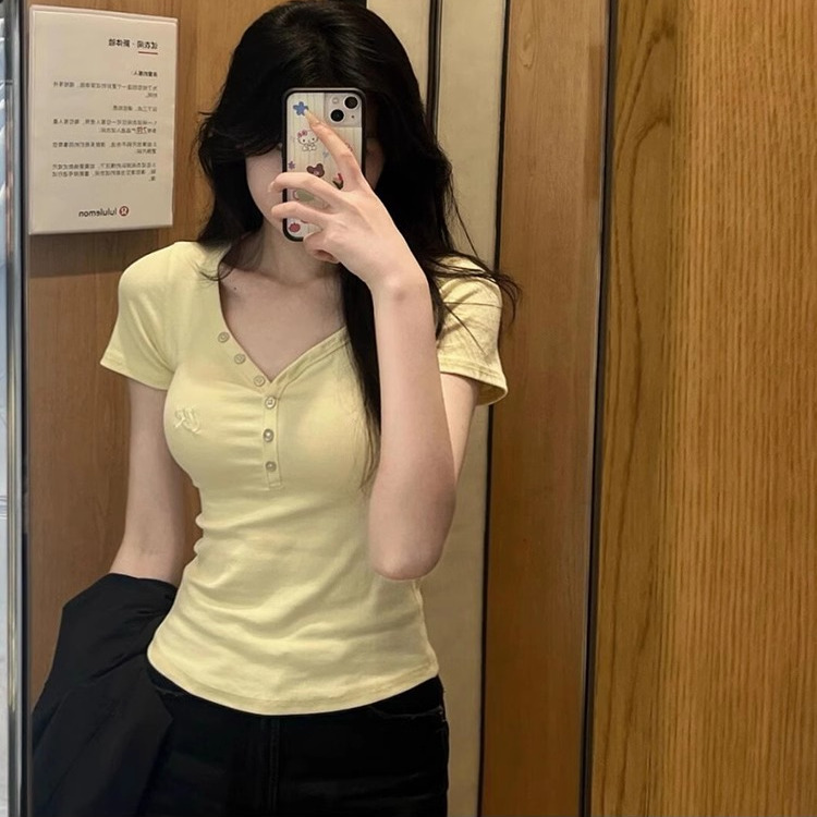 奶黄色v领正肩短袖t恤女夏季2025新款修身设计感纽扣美式辣妹上衣