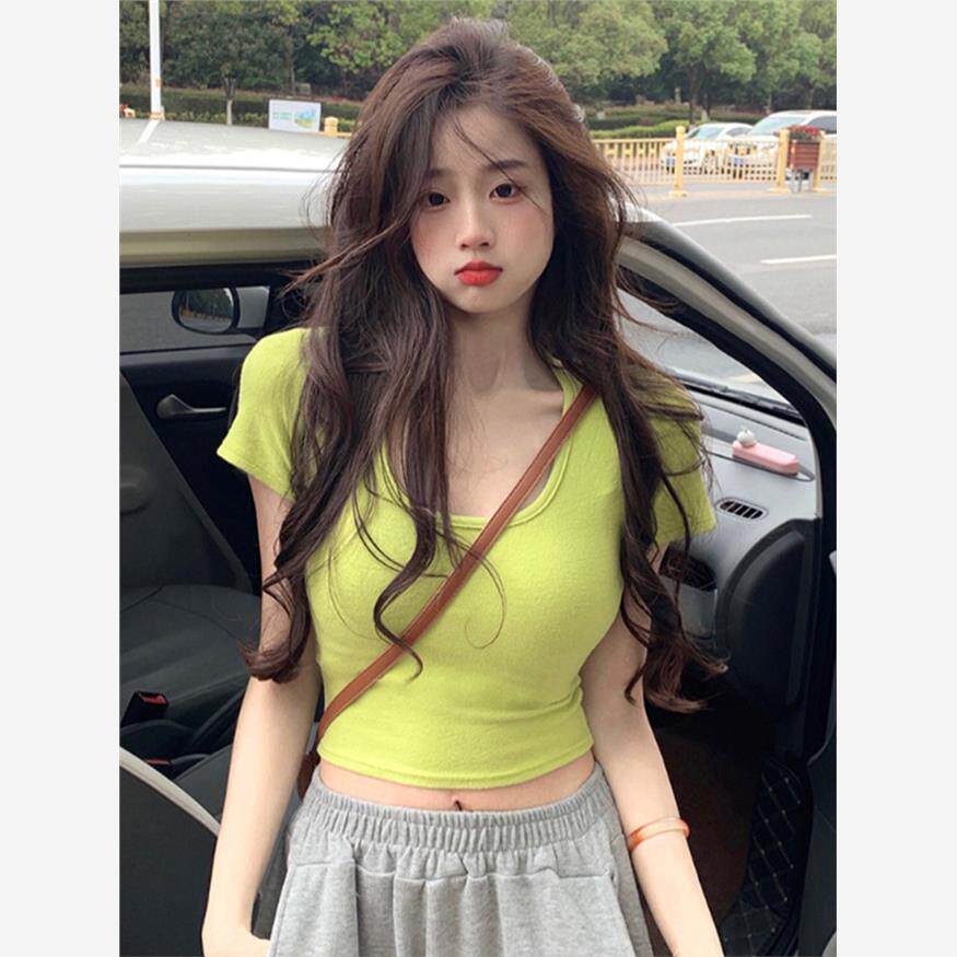 纯色风格绿色u领右肩短袖t恤的妇女夏天肚脐裸露性感的小女孩美丽