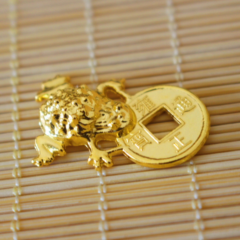 新款金蟾咬铜钱合金饰品diy摆台配件金色直径26mm滴胶厂家销