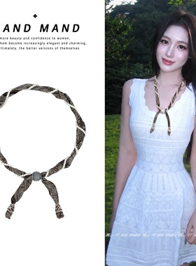 深灰色腰果花缠绕珍珠丝巾颈饰