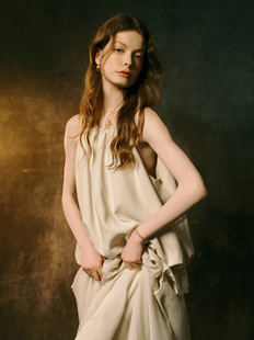 INGE STUDIOS浅卡其细腻肌理挂脖系带宽松南瓜花苞上衣