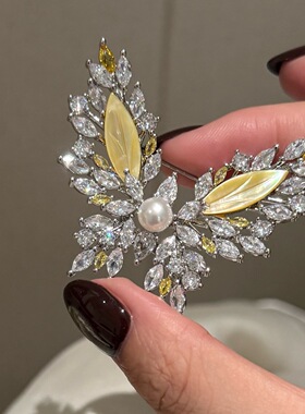 闪耀蝴蝶胸针马眼锆石舒展暖光黄金贝母化作蝶翼淡水珍珠清冷女神