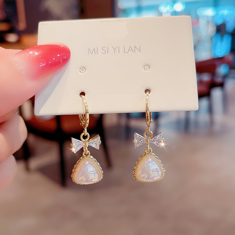 蝴蝶结珍珠耳环2025年新款潮小众设计感气质网红耳饰个性时尚耳扣