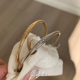 yeylem|心迹银弧·颠倒爱心莫桑钻开口极简轻奢通勤风925银手镯