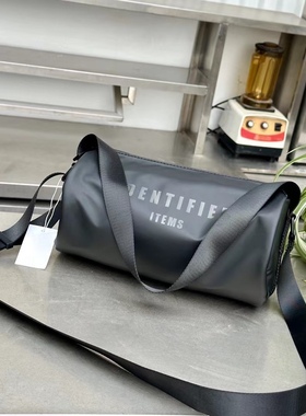 时尚IDENT IF IEDITEMS 复线压胶斜挎包高街大容量圆桶运动防水包