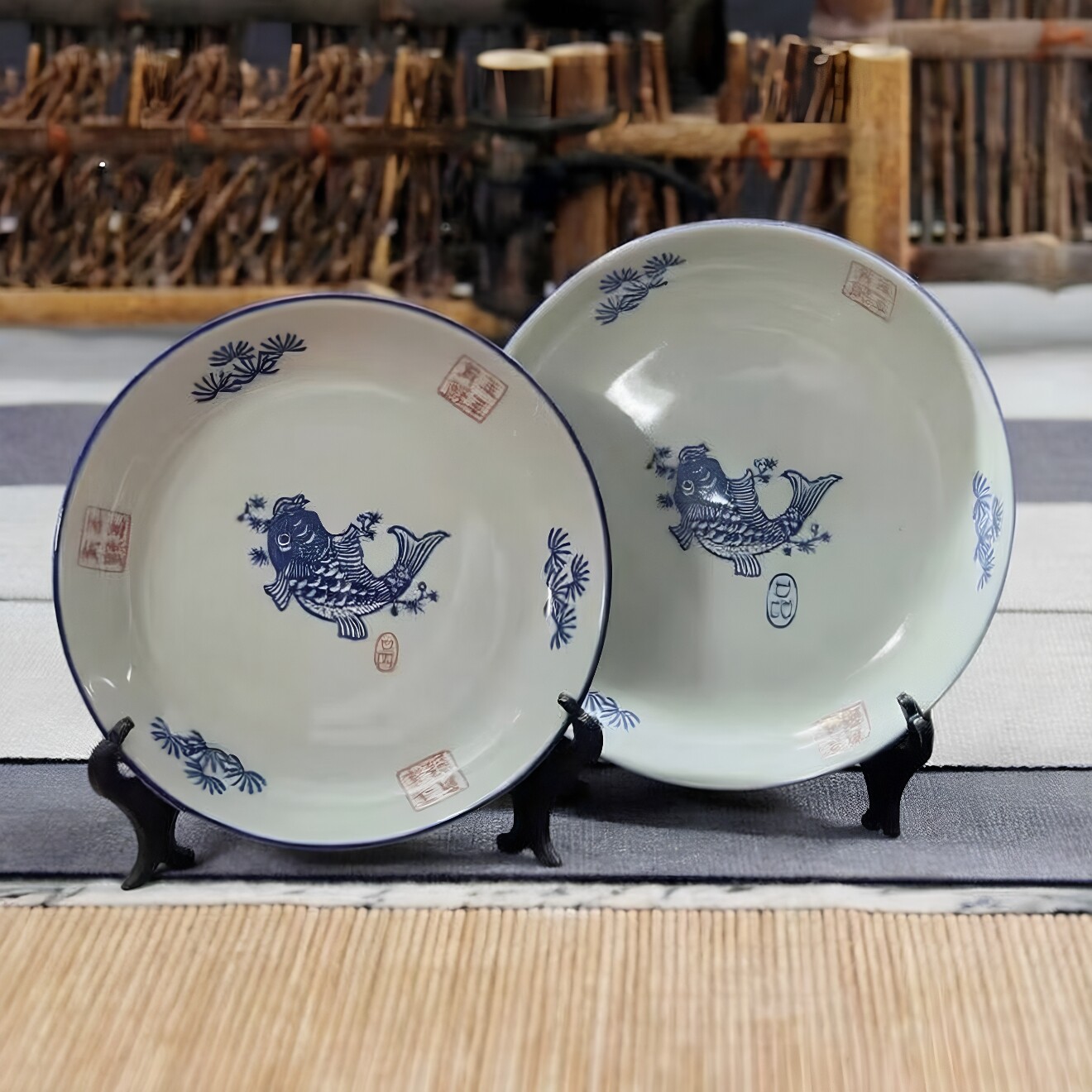 青花釉下彩手绘年年有鱼加深菜盘
