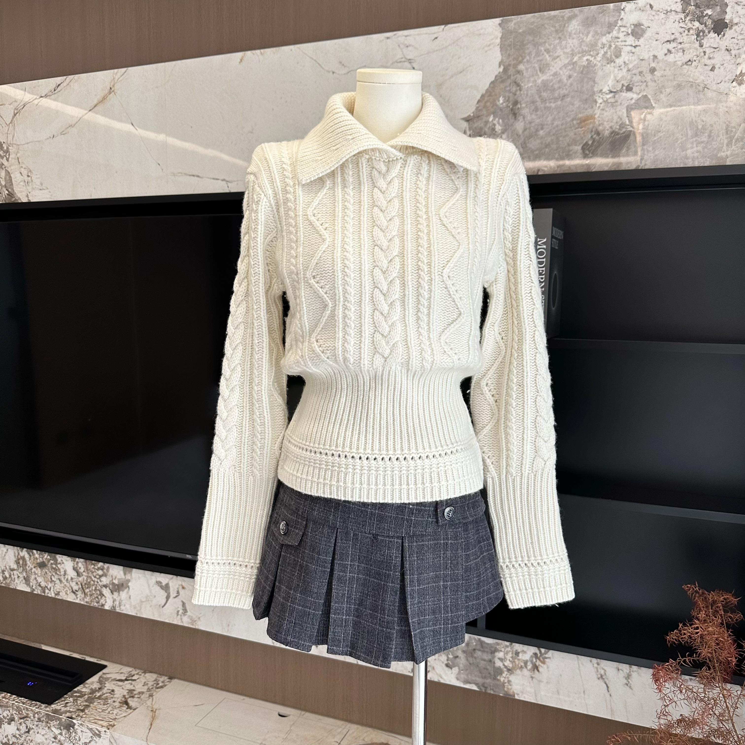 蝶宝嘻 乖乖牌羊毛翻领绞花毛衣下摆收腰显瘦冬季百搭针织上衣