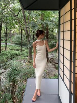 吊带挂脖裙子女法式气质白色长裙秋冬2025年新款连衣裙针织打底裙