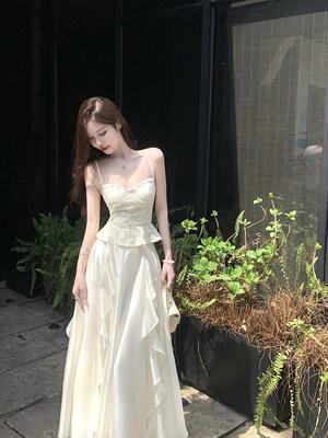 气质荷叶边吊带白色连衣裙两件套
