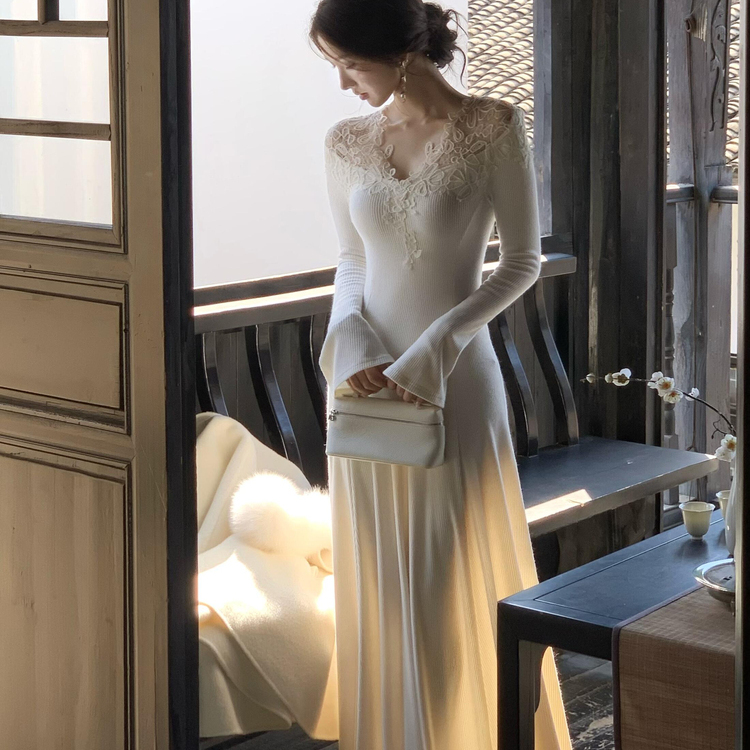 从一氛围感蕾丝v领针织收腰连衣裙女修身显瘦打底内搭a摆毛衣长裙