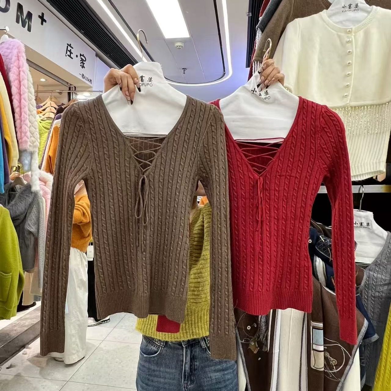 V领系带修身麻花短款长袖针织衫