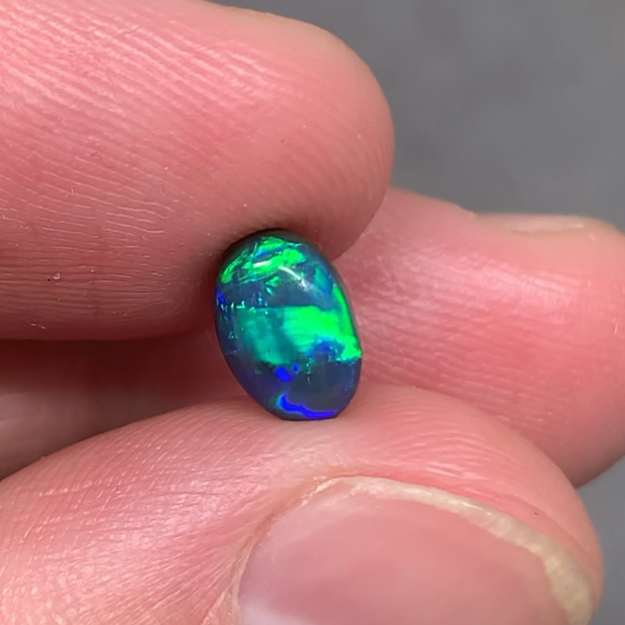 澳洲天然欧泊闪电岭极光彩黑欧泊戒指吊坠定制1ct 7.6*5*3.6mm