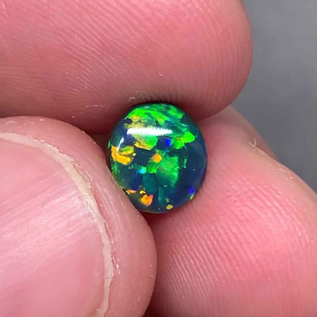 澳洲天然欧泊橙黄蓝绿彩黑欧泊戒指吊坠定制1.22ct 7.5*6.8*3.5mm