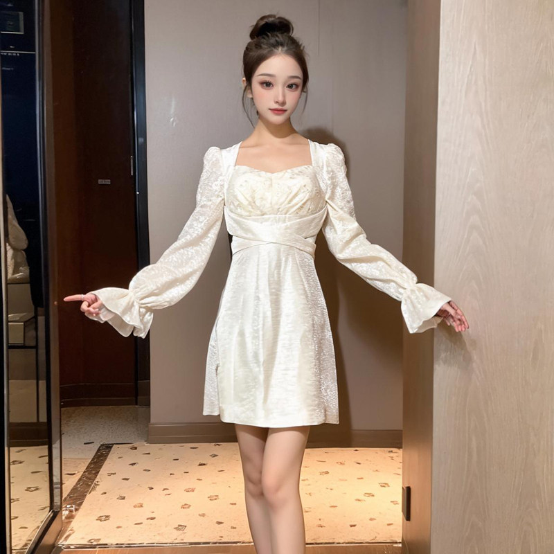 方领白色连衣裙女装小个子高级感春季喇叭袖收腰宴会礼服生日裙子