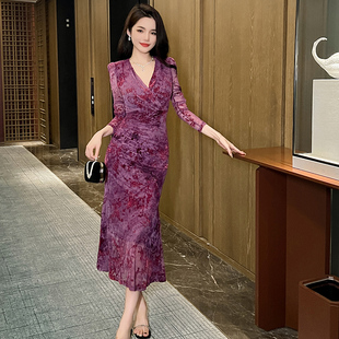 网纱包臀鱼尾裙 丝绒修身 温柔风气质v领长袖 紫色碎花连衣裙女秋季
