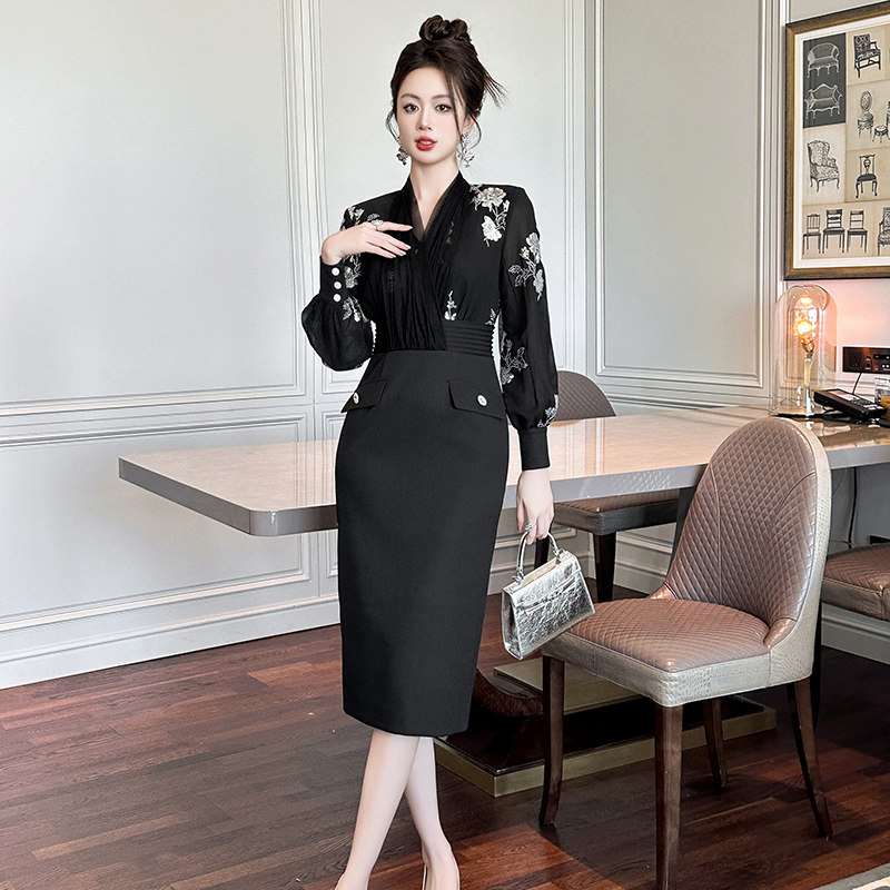 黑色裙子连衣裙2026春季新款时尚气质女装收腰显瘦v领包臀晚礼服