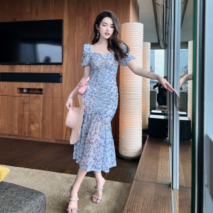 茶歇法式碎花连衣裙夏季2026新款女装蓝色方领修身褶皱显瘦鱼尾裙