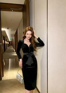 复古丝绒连衣裙女新款秋冬名媛打底小黑裙配大衣中长款收腰晚礼服