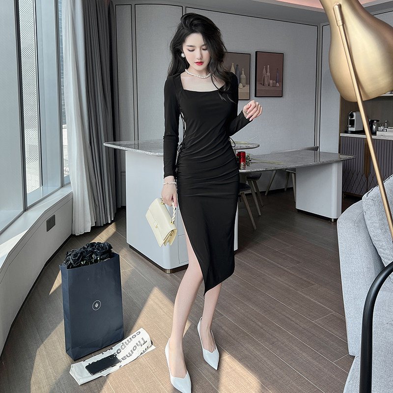 黑色连衣裙女2026年新款秋方领露腰性感开叉显瘦收腰包臀裙子气质
