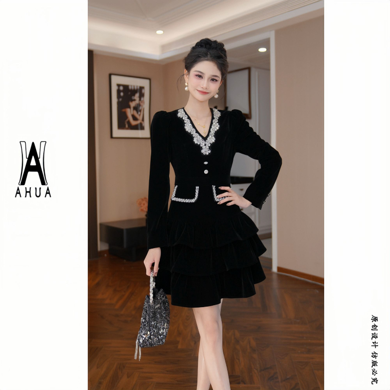 黑色连衣裙女秋冬轻奢小众不撞款气质时尚收腰显瘦短裙子2025新款