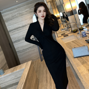 法式气质赫本风黑色连衣裙女春季2026新款性感打底修身内搭包臀裙